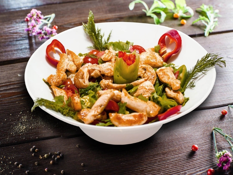 Izgara tavuk salata